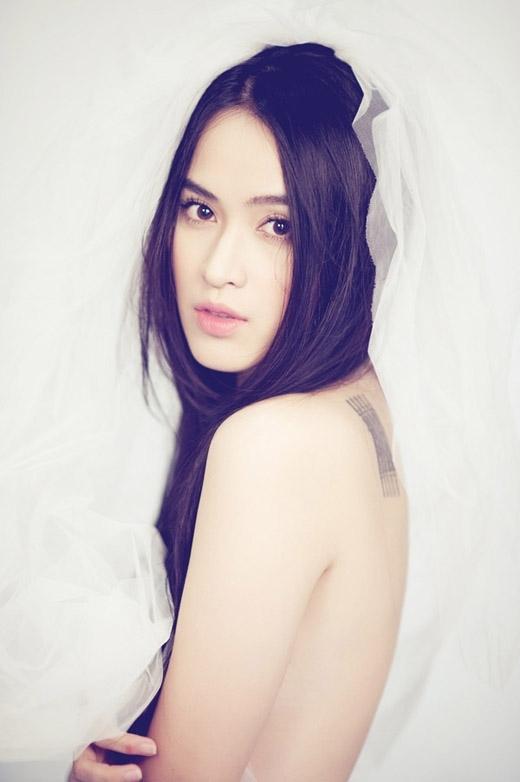 Phía vai trái của Tú Vi cũng xăm hình giống nữ diễn viên Angelina Jolie.