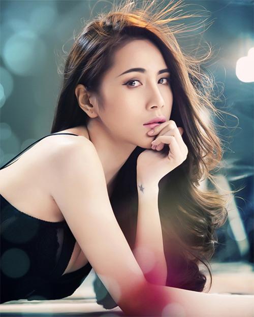 Tuy nhiên, hình xăm mà cô yêu thích nhất vẫn là ngôi sao nhỏ ở ngay cổ tay, cô thường khoe khéo mỗi khi tạo dáng chụp hình trước ống kính.