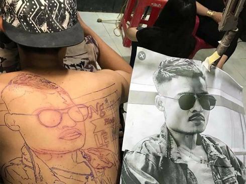 Fans xăm hình Hoa Vinh kín lưng khiến dân mạng xôn xao