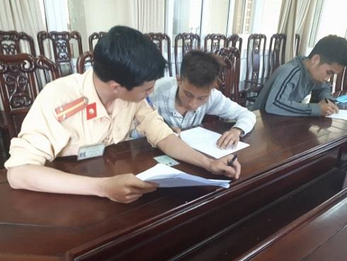 Triệu tập nhóm thanh niên chạy xe máy đầu trần dàn hàng ngang trên quốc lộ