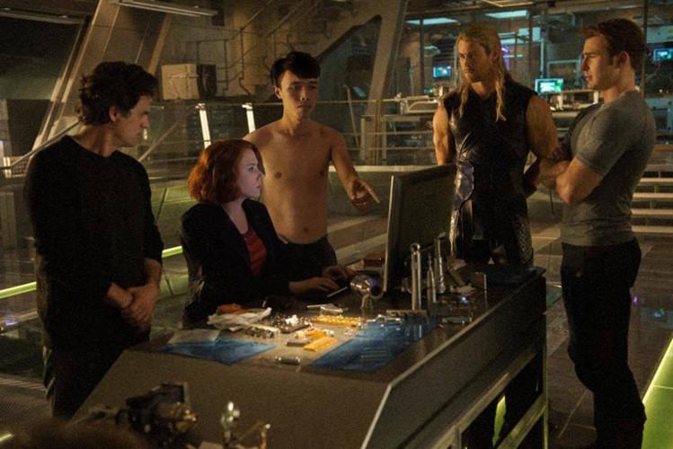 Cộng đồng mạng còn rất ngạc nhiên vì các ảnh ghép của Mai Xuân Huy rất mượt mà, màu ảnh và ánh sáng đều rất khớp hệt như anh chàng ấy thật sự xuất hiện trong phim.