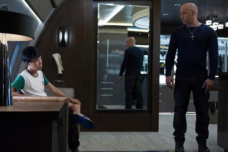 Có lẽ chính các đạo diễn phim khi xem loạt hình này cũng “ngẩn người” tự hỏi mình có từng cho Mai Xuân Huy xuất hiện trong phân cảnh bom tấn của mình hay không?