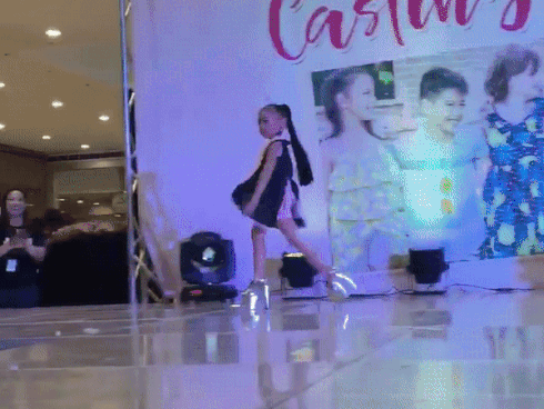 THÁN PHỤC màn catwalk 'thần sầu' của bé gái 8 tuổi trên đôi giầy 20 cm