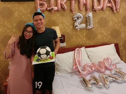 Tin sao Việt: Quang Hải - U23 Việt Nam đón tuổi 21 hạnh phúc bên bạn gái