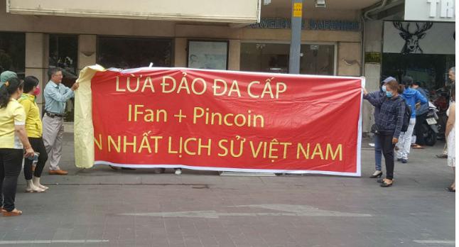 Hàng chục nghìn nạn nhân sập bẫy công ty đa cấp buôn tiền ảo iFan với số tiền lên đến 15 ngàn tỷ đồng. Bộ Công an cho hay lực lượng chức năng đã vào cuộc điều tra công ty này từ nhiều tháng nay. Hiện vụ lừa đảo vẫn đang trong quá trình điều tra.