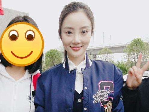 Lý Tiểu Lộ xuất hiện rạng rỡ sau khi 'gương vỡ lại lành' cùng ông xã Giả Nãi Lượng