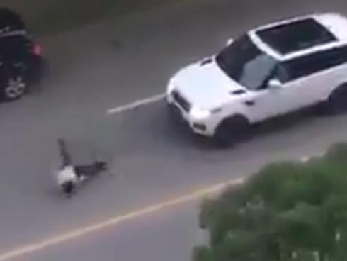 Hài hước người đàn ông 'diễn sâu' trước ôtô để ăn vạ