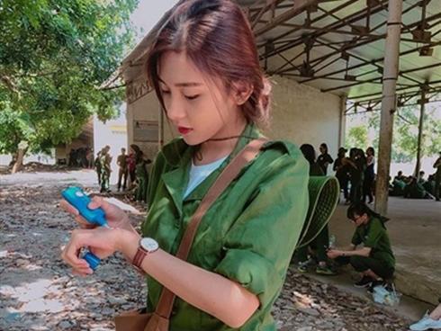 'Hot girl quân sự': Thoa kem chống nắng thôi cũng thần thái