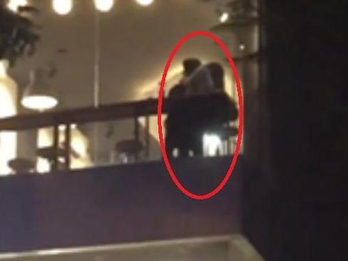 Clip đôi bạn trẻ thản nhiên 'diễn cảnh nóng' trong quán trà sữa khiến MXH dậy sóng