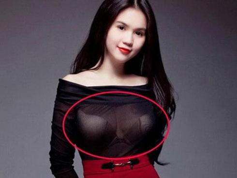 Mang danh nữ hoàng nội y nhưng Ngọc Trinh lại thường gặp vấn đề với áo lót