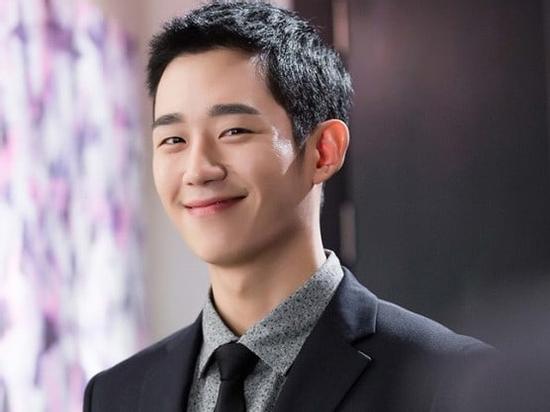 Sao Hàn 15/4: Jung Hae In bất ngờ tiết lộ xuất thân cao quý