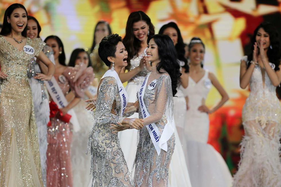 Hiếm khi đụng độ trên cùng sàn catwalk, Hoa hậu H'Hen Niê - Á hậu Hoàng Thùy - Á hậu Mâu Thủy ai nổi bật hơn?