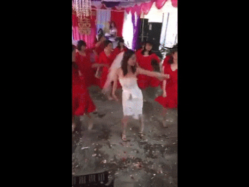 Nhảy như dancer chuyên nghiệp, cô dâu trẻ khiến toàn bộ khách mời không thể rời mắt
