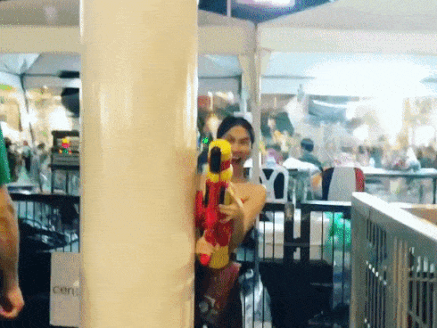 'Cười không ngậm được miệng' khi xem Hòa Minzy lâm trận lễ hội té nước tại Thái Lan