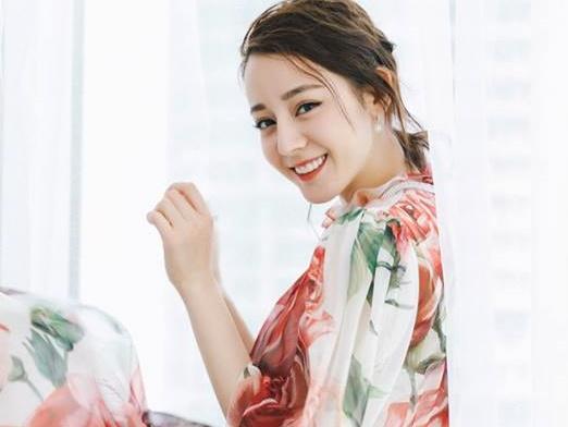 Địch Lệ Nhiệt Ba đẹp không 'góc chết', tỏa sáng tựa nữ thần mùa xuân