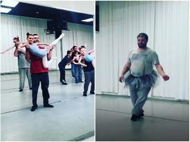 Bất chấp 'bụng bia', người cha vụng về múa ballet chỉ vì muốn thể hiện tình yêu với con gái nhỏ Bất chấp 'bụng bia', người cha vụng về múa ballet chỉ vì muốn thể hiện tình yêu với con gái nhỏ