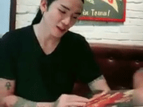 BB Trần lộ trình tiếng Anh 'tệ' khi không phát âm nổi tên món ăn trong menu