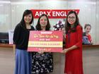 Apax English tặng vàng cho học viên