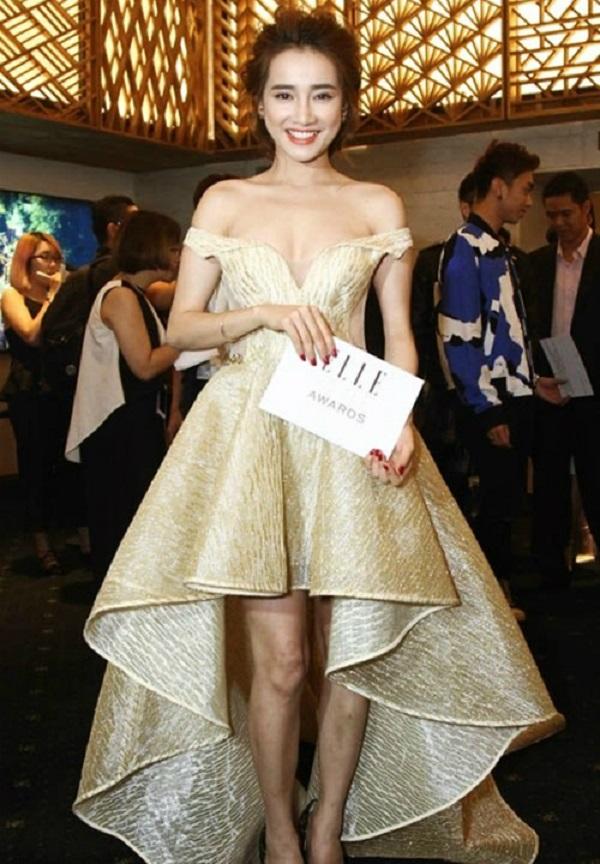 Dù đôi chân gầy khẳng khiu với nhiều vết bầm tím nhưng kiều nữ vẫn tự tin diện váy ngắn.