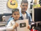 Hoa Vinh nhận nút bạc YouTube chỉ sau hai tháng gây 'bão' mạng xã hội
