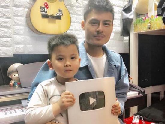 Hoa Vinh nhận nút bạc YouTube chỉ sau hai tháng gây 'bão' mạng xã hội