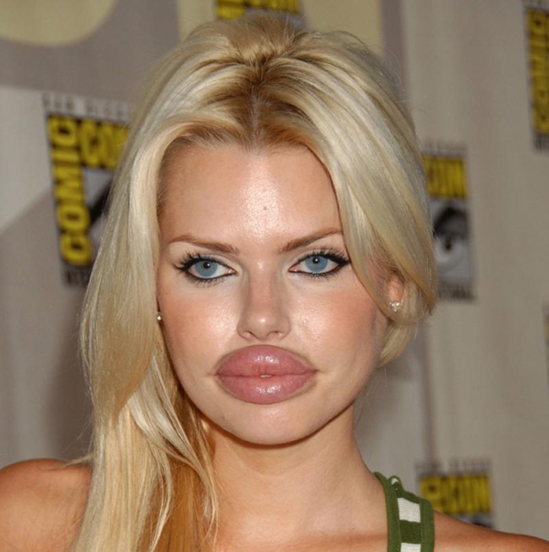 Môi dày, son màu lạ làm ai cũng giật mình khi đứng trước cô gái này.