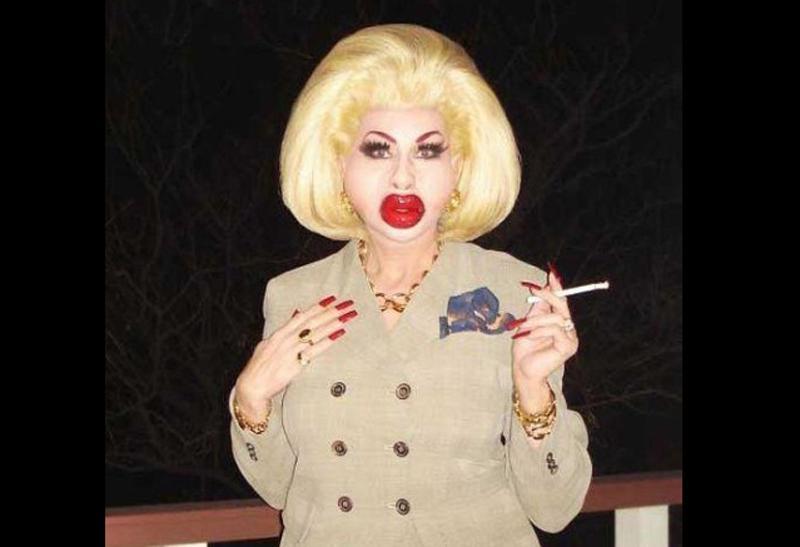 Mấy người cho rằng đôi môi đỏ quá khổ này gợi cảm?