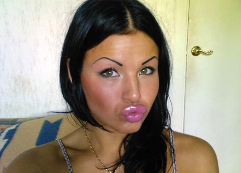 "Hội bơm môi" liên tục khoe sản phẩm trên trang cá nhân.