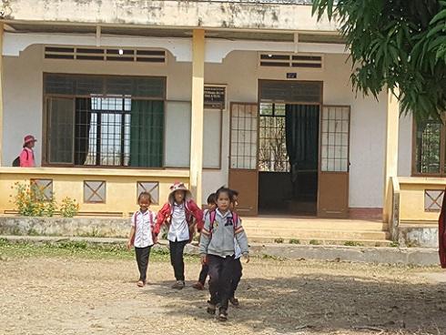 Tạm đình chỉ công tác thầy giáo bị tố đấm vào mặt học sinh lớp 1