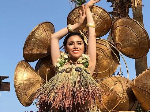 Không hiểu câu hỏi tiếng Anh, Thư Dung phụ thuộc hoàn toàn vào phiên dịch viên tại Miss Eco 2018