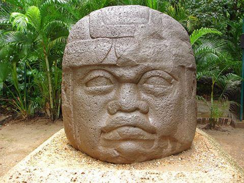 Đầu đá khổng lồ của người Olmec, Mexico: Suốt hàng trăm năm qua, tượng đầu người khổng lồ tạc bằng đá - chứng tích của bộ tộc Olmec tồn tại trong khoảng năm 1400 - năm 300 trước Công Nguyên ở Trung Mỹ vẫn là đề tài bí ẩn đối với các nhà khoa học. Tại La Venta, Mexico, người ta tìm thấy 4 cái tượng đầu người khổng lồ.