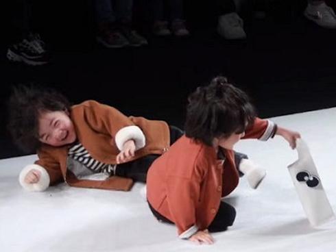 Danh tính mẫu nhí 4 tuổi với màn trình diễn 'thần sầu' sau khi ngã trên sân khấu