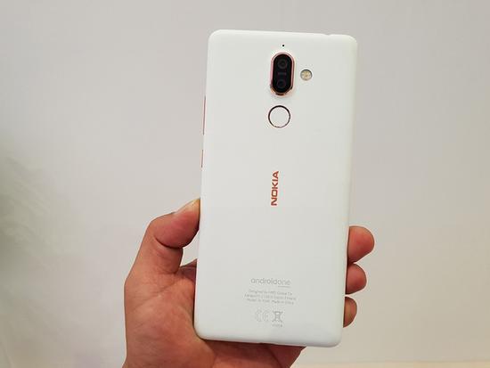 Trên tay Nokia 7 Plus - smartphone tràn viền đầu tiên của Nokia