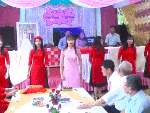 Biến hội trường thành sân khấu thu nhỏ, cô dâu cùng hội chị em 'quẩy' tưng bừng