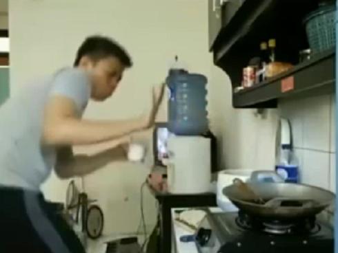 Để các quý ông vào bếp là một... 'tội ác'