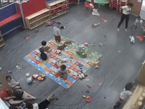 Tạm đình chỉ giáo viên mầm non đánh trẻ liên tiếp