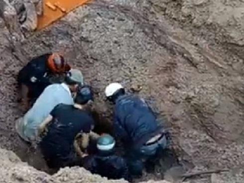 Đôi vợ chồng bị đất lở 'chôn sống' 2m thoát chết kỳ diệu