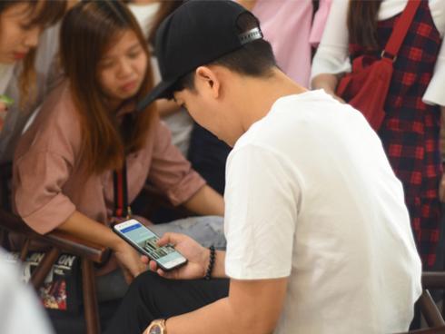 Trường Giang mặt biến sắc khi xem clip Nam Em lặng lẽ đến nhà tặng quà sinh nhật