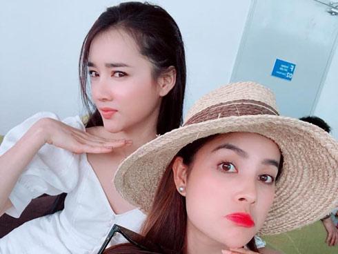 Tin sao Việt: Nhã Phương cùng Phạm Hương 'nắm tay nhau' về Sài Gòn tối nay