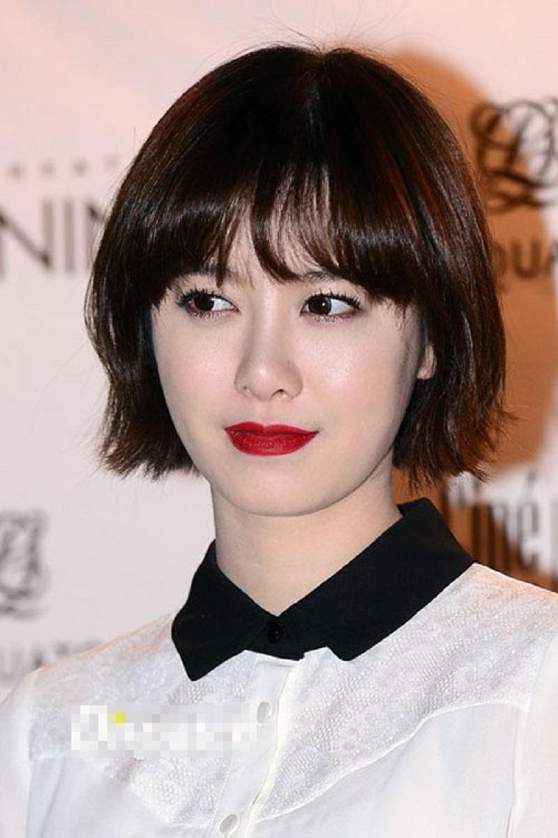 Go Hye Sun thường xuyên để gương mặt mình quá trắng. Thậm chí son môi đỏ càng khiên gương mặt cô trông đáng sợ.