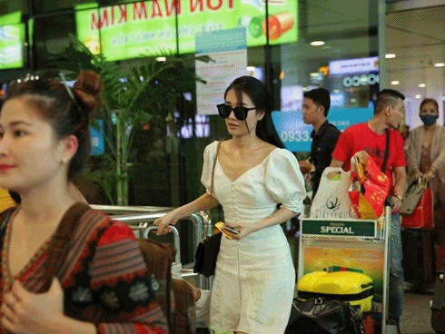 HOT: Sau những nụ cười khi Trường Giang ngập trong scandal, Nhã Phương lẻ bóng trở lại Sài Gòn