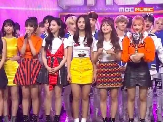 ‘Trận chiến’ giữa 3 ‘ông lớn’ Kpop tuần qua: TWICE vẫn chưa tìm được đối thủ