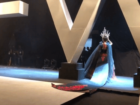 Bế mạc VIFW 2018: Hoàng Thùy tung váy đẹp như thơ - Lan Khuê ngã khụy trên sàn catwalk