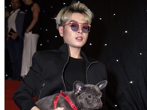 Năn nỉ mượn chó của Hòa Minzy đi thảm đỏ, Đức Phúc vẫn thẳng thừng chê chó hôi khiến anh bị ám mùi