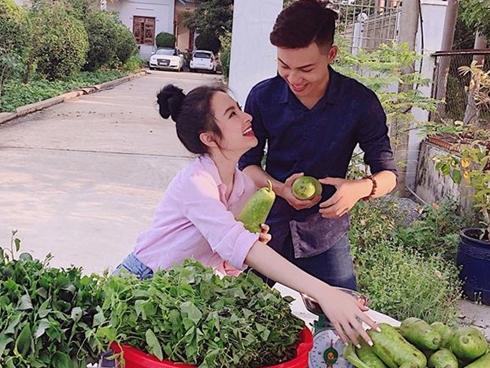 Tin sao Việt: Angela Phương Trinh khoe ảnh về quê bán hàng cùng trai lạ