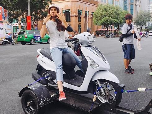 Tin sao Việt: Phạm Hương bất ngờ 'tấu hài bá đạo' trên phố