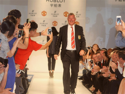 Vào giữa năm 2012, trong một sự kiện do Man United và hãng đồng hồ Hublot kết hợp tổ chức tại Thượng Hải (Trung Quốc), cựu HLV Quỷ đỏ Sir Alex Ferguson cùng các học trò tự tin tạo dáng như thể họ chính là những nam người mẫu chuyên nghiệp.
