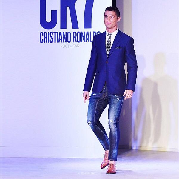 CR7 - tiền đạo nổi tiếng của Real Madrid không chỉ là gương mặt nổi tiếng được các hãng thời trang hàng đầu theo đuổi, Cristiano Ronaldo cũng có một thương hiệu thời trang của riêng mình và từng catwalk trong show diễn quảng bá sản phẩm tại Madrid.