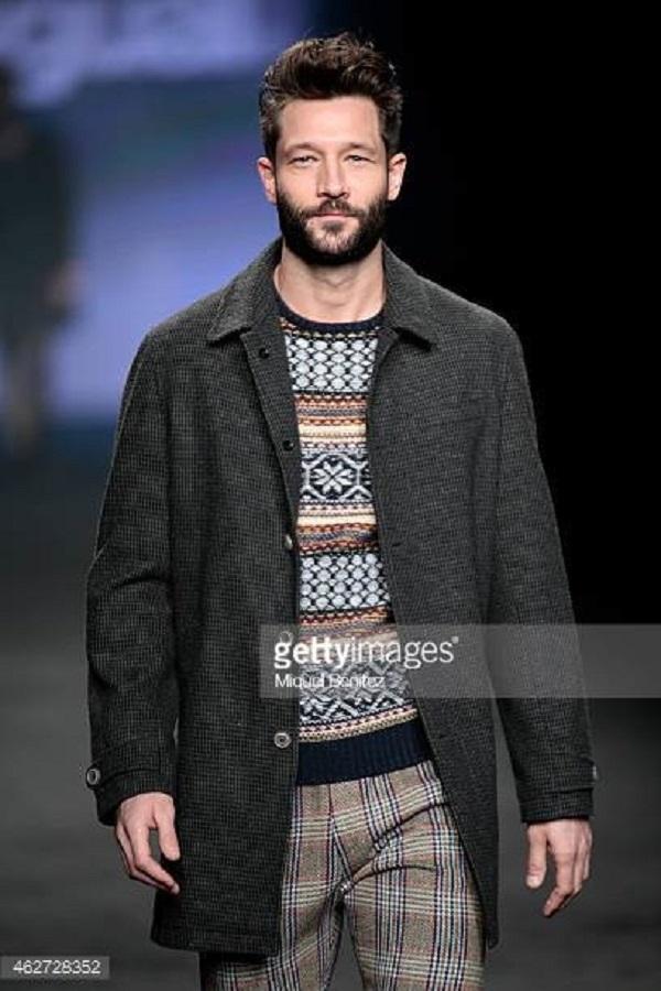 Với phần trình diễn vô cùng cuốn hút và chuyên nghiệp thuộc khuôn khổ Barcelona Fashion Week 2015, tiền vệ John Halls đã nhận được nhiều sự đồng tình từ khán giả.