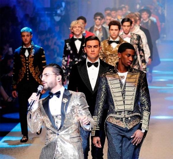 Dù sở hữu chiều cao khiêm tốn hơn so với những siêu mẫu khác, nhưng thần thái và sự tự tin của Dybala vẫn khiến anh tỏa sáng trên sàn diễn. Số 10 của Juventus từng gây sốt khi trở thành người mẫu trong fashion show do hãng thời trang xa xỉ Dolce & Gabbana tổ chức năm 2017.